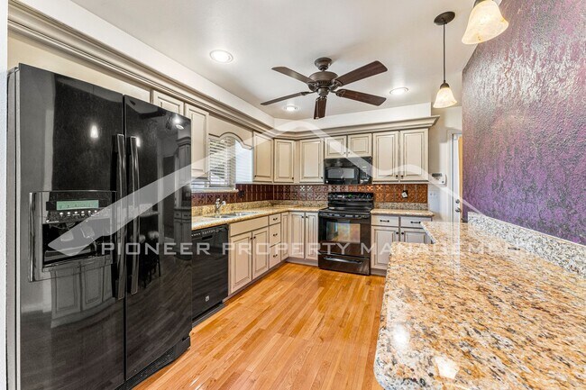 Building Photo - Spacious home with Hardwood Floor, Fenced ...