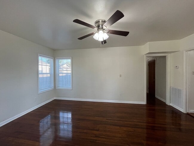 Building Photo - Well Maintained Two Bedroom One Bath!