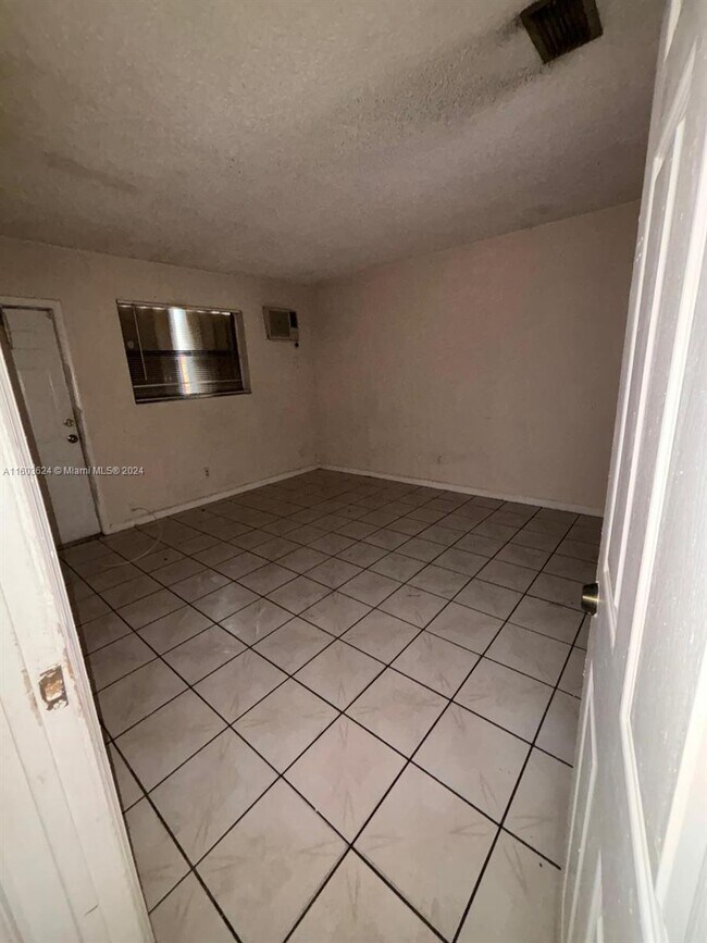 1538 NW 52nd Ave Unit 3, Lauderhill, FL 33313 Room for Rent in
