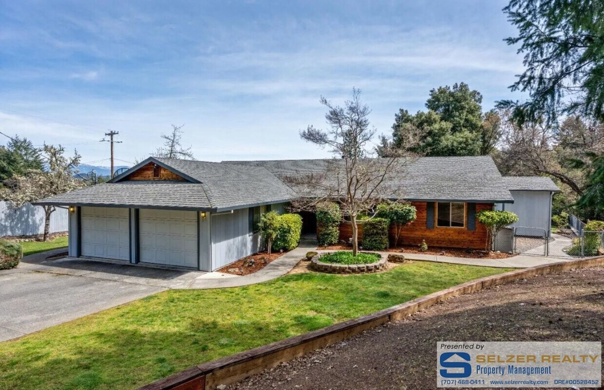 Primary Photo - Roomy 3 bd. home in a beautiful Brooktrail...