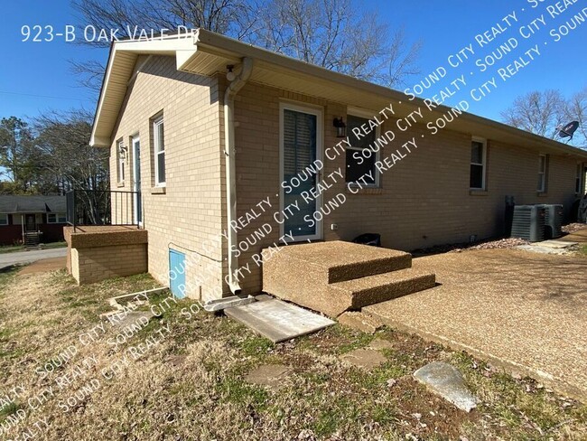 Building Photo - 923 Oak Vale Dr