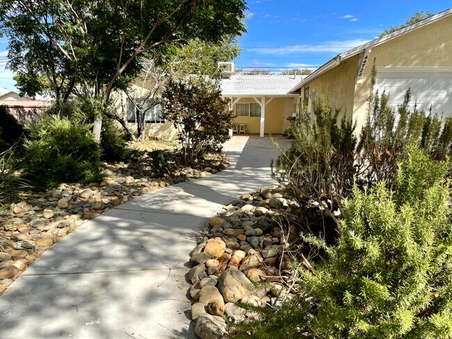 Building Photo - 44722 Fern Ave