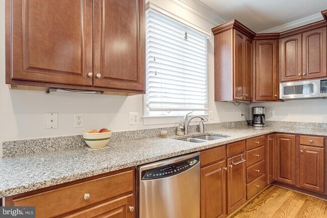 Building Photo - 1305 McLean Crest Ct