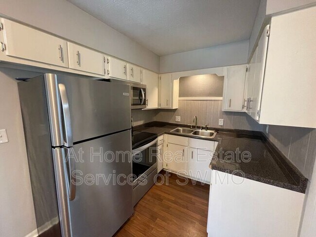 Foto del edificio - 1343 E Elm St