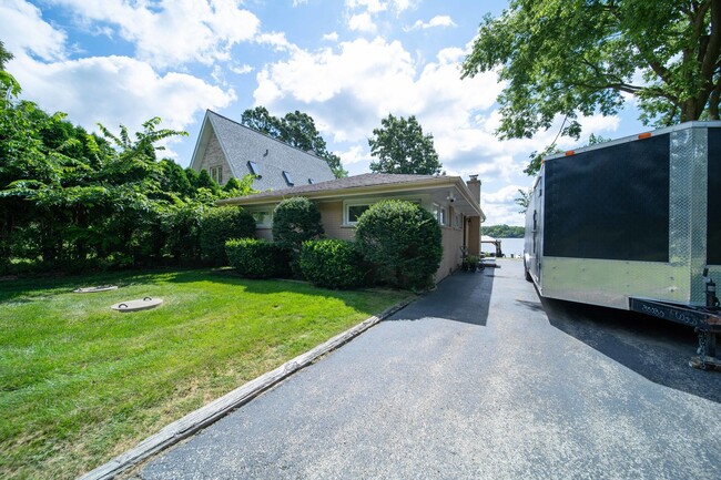 Foto del edificio - 27657 W Lakeshore Dr