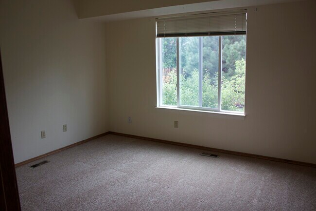 Building Photo - 3290 Bunker Hill Dr