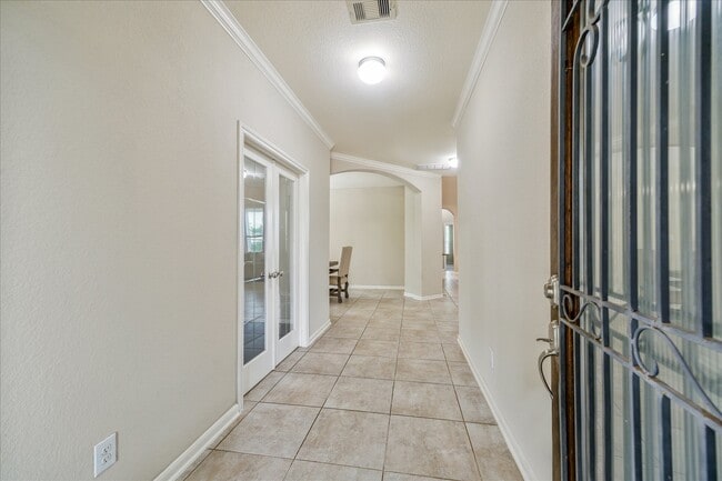 Building Photo - 1539 Giles Dr