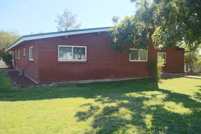 Building Photo - Updated Classic - Mid Century 4/2 2600 sf. All one level.