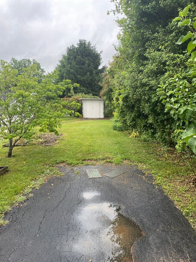 Foto del edificio - 4 BR 3 BA house on corner lot