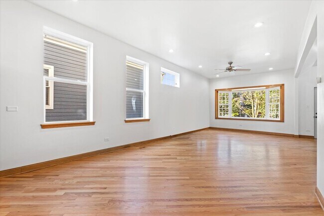 Foto del edificio - 2433 W Fletcher St