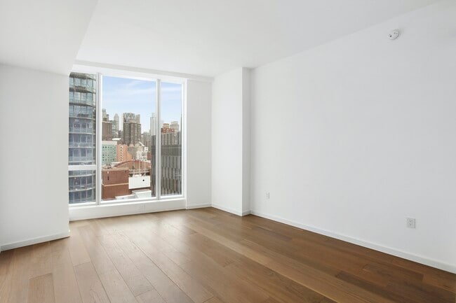 Building Photo - Stunning oversized bright and sunny 1BR