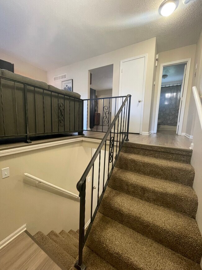 Building Photo - 5806-5808-5808 Creek View Dr