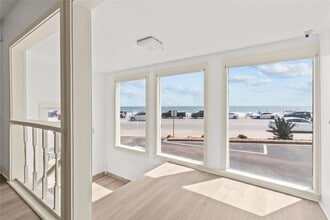 Building Photo - 1522 Seawall Blvd