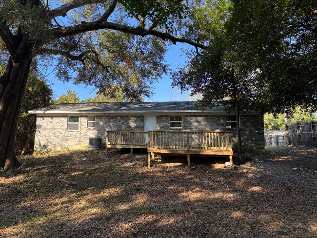 Building Photo - 213 Amellia Pl