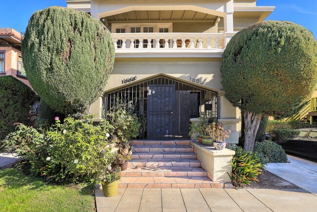 Building Photo - 1006 N Heliotrope Dr