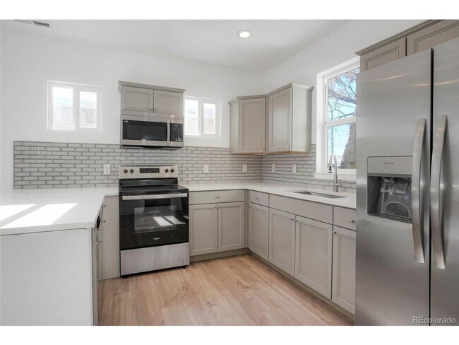 Foto del edificio - Spacious 2 Bed 2.5 Bath in the heart of Baker!