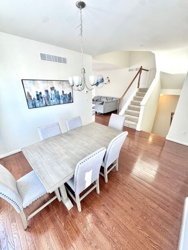 Foto del edificio - THREE BEDROOM TOWNHOME- PARKLAND SCHOOLS!