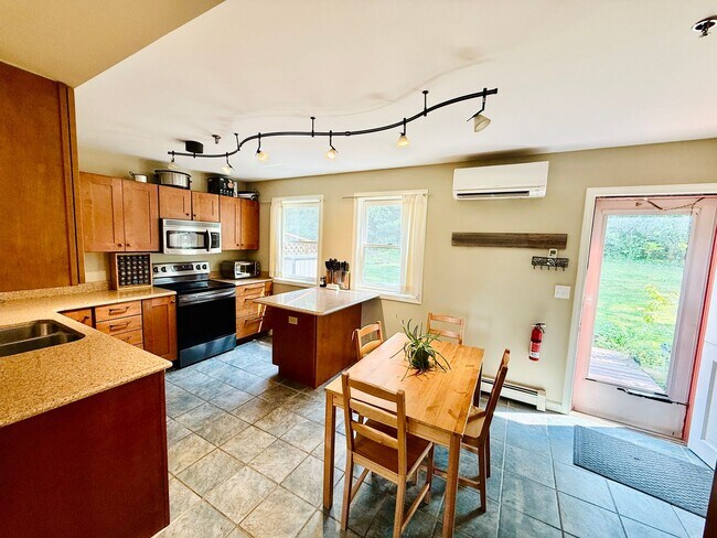 Building Photo - Beautiful 3 level townhouse - ALL utilitie...