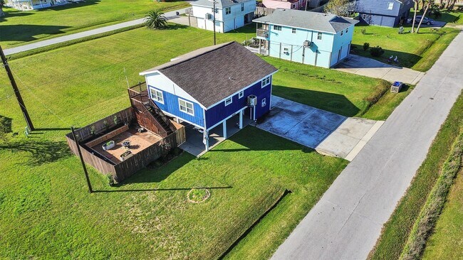 Foto del edificio - 16527 Lewis Scott Rd