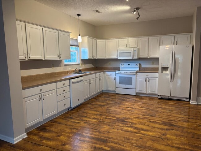 La cocina se abre a la sala familiar. - 11266 Black Gold Dr