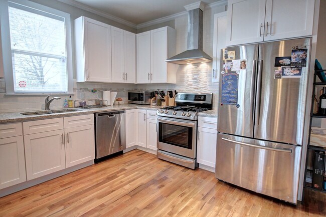 Foto del edificio - Available April 1st! Two Story Gorgeous 3bd/2.5ba Home 1/2 Mile from Durham Bulls!