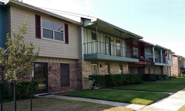 Building Photo - 8912 Glacier Ave