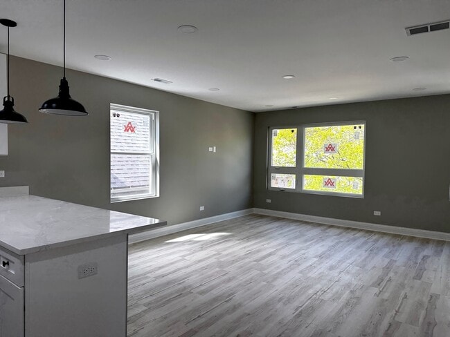 Foto del edificio - 736 N Pine Ave