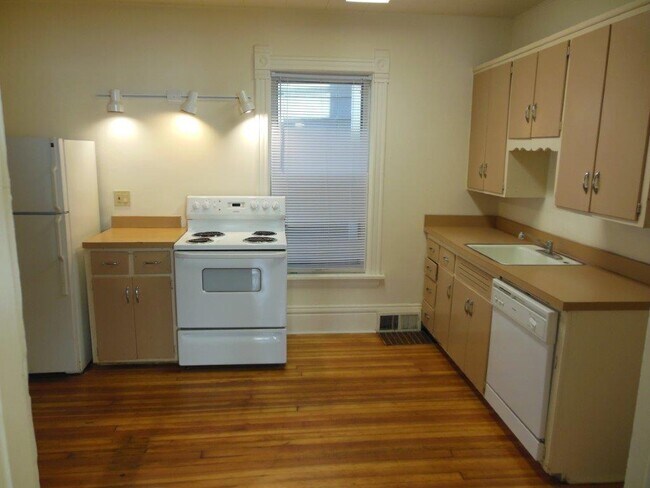 Building Photo - 418 W Doty St