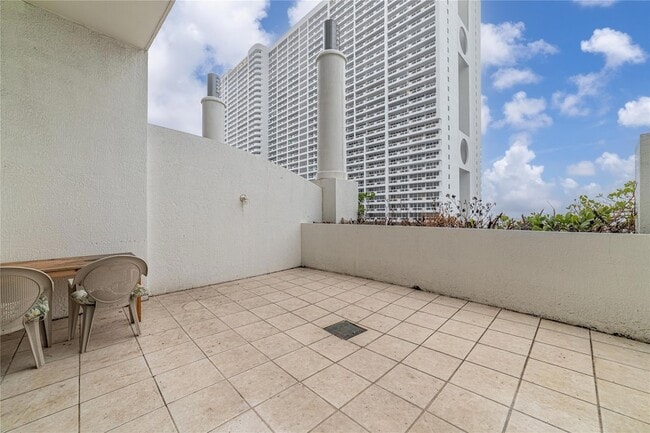 Building Photo - 1750 N Bayshore Dr