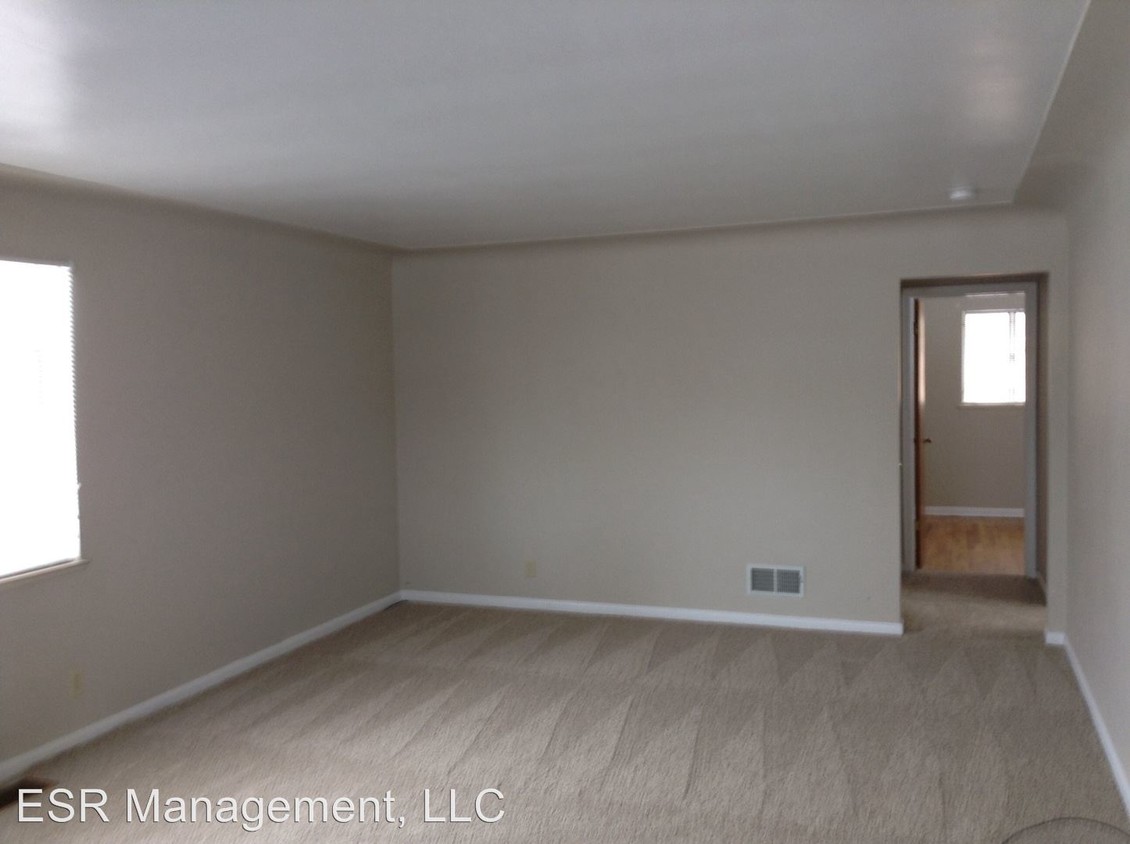 Building Photo - 829 Forest St