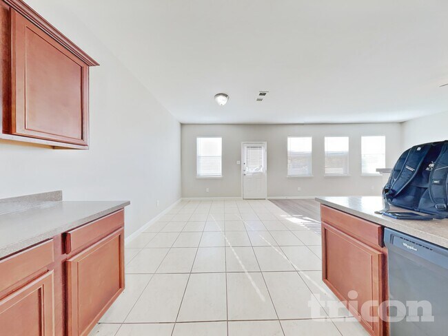 Foto del edificio - 4821 Cedar Springs Dr