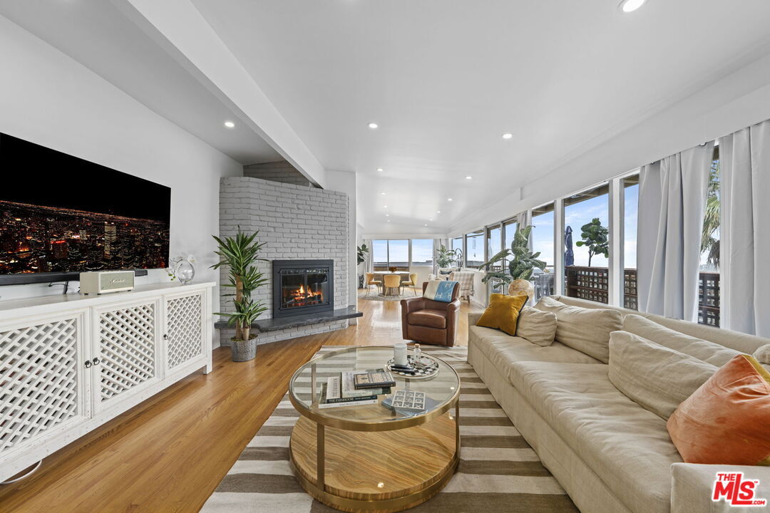 Foto principal - 1211 N Kenter Ave