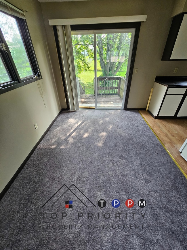 Building Photo - 2 Bedroom | 1 Bathroom Duplex in Iowa City...