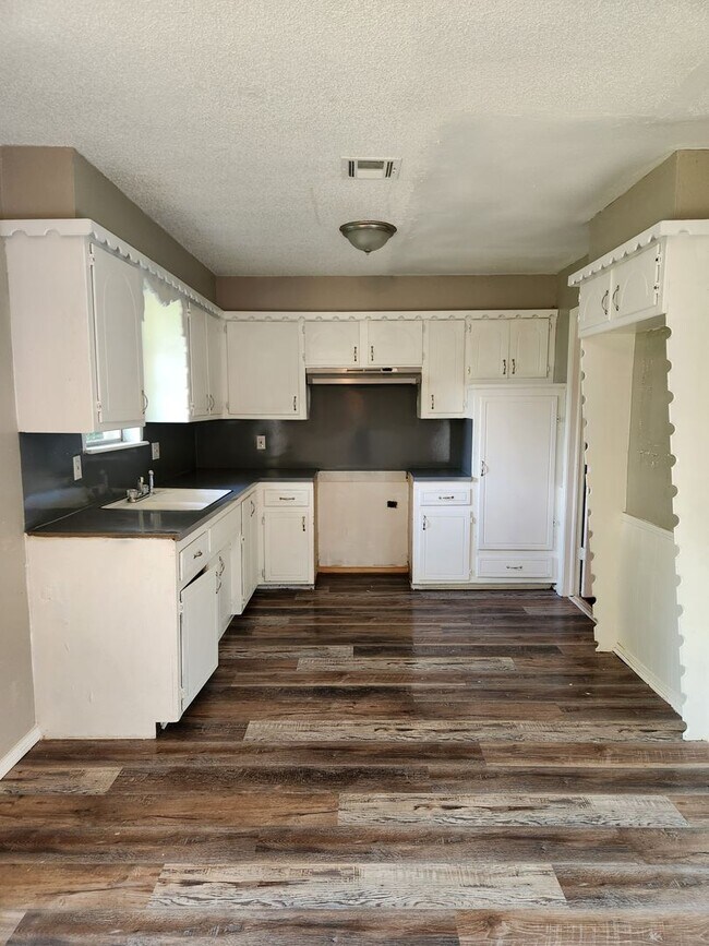 Foto del edificio - 5 Bed 1.5 Bath Home in Midwest City!