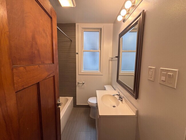 Foto del edificio - 3054 N Milwaukee Ave