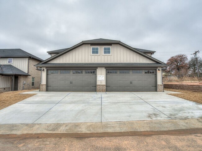Building Photo - Very Nice 4 Bedroom 2 Bath Duplex in Oakda...