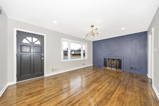 Building Photo - 406 E 9th St