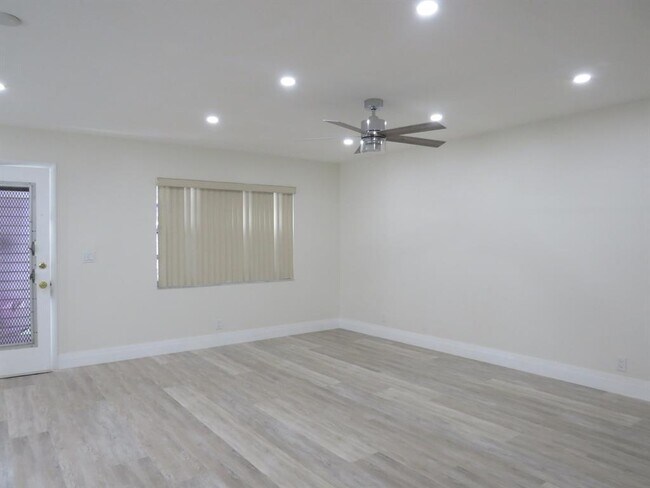 Building Photo - 557 Burgundy L