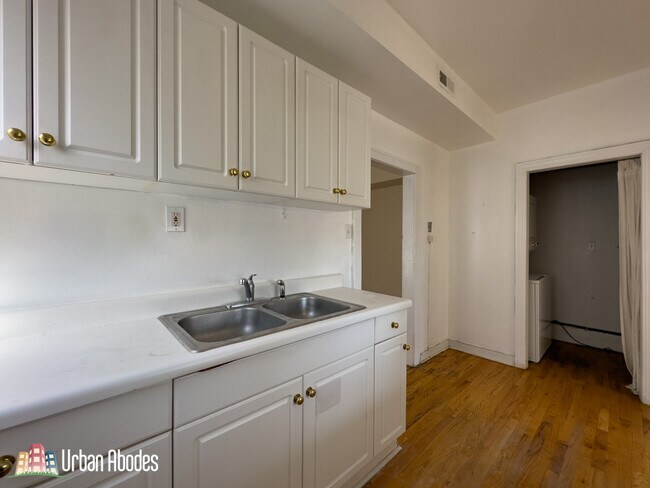 Building Photo - 2409 W Wilson Ave