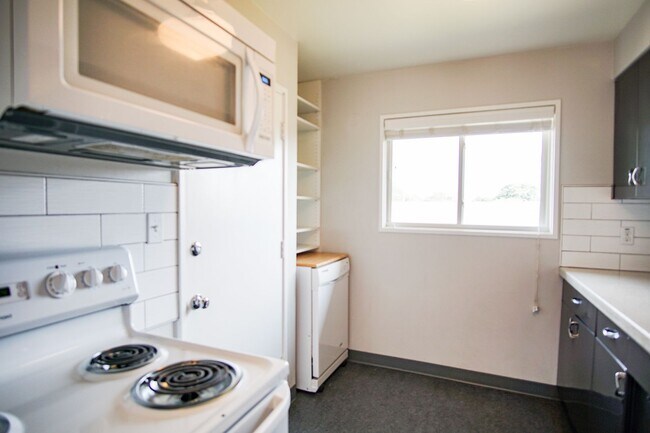 Foto del edificio - Mid-Century Dream Come True! Lovingly Maintained 2-Bedroom Available Soon!