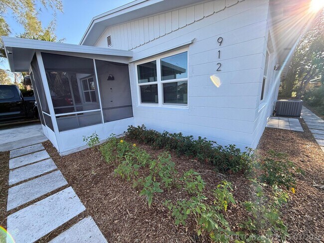 Foto del edificio - 912 SE Tarpon Ave