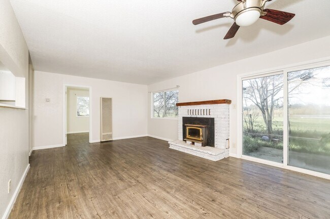 Foto del edificio - PURE Property Management Presents: 3 Bedroom 2 Bath in Santa Rosa. Water & Sewer Included !