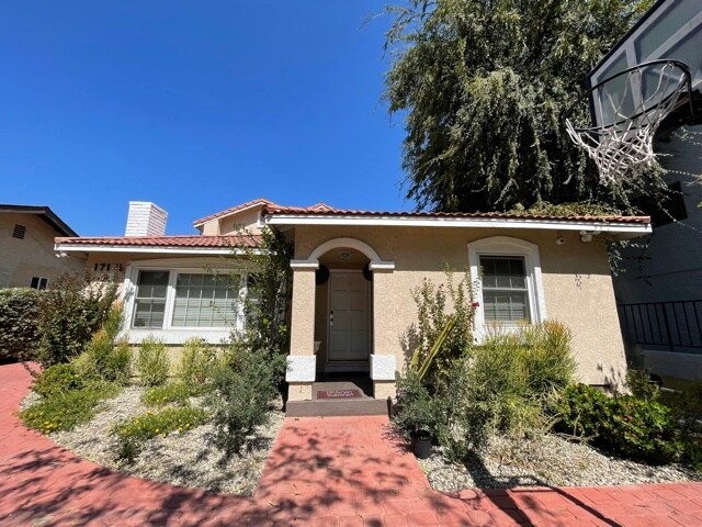 Foto del edificio - 17175 Chatsworth St