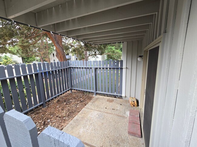 Foto del edificio - Fresh 1st floor 2 bedroom 1 bath condo in ...