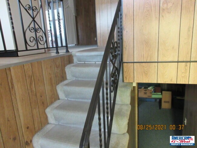 Building Photo - Clean older 5 bedroom Split Level with Charm!