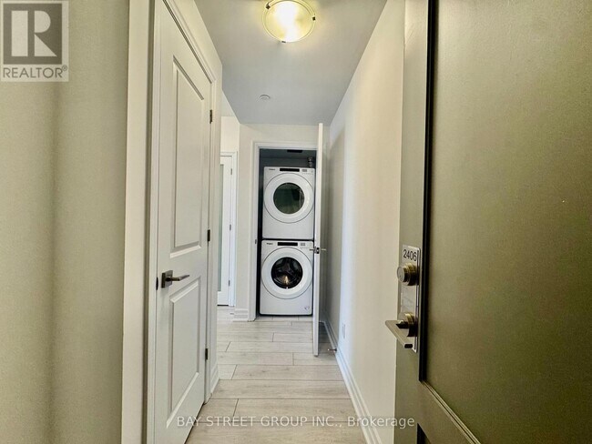 Photo du bâtiment - 30 Elm Dr W