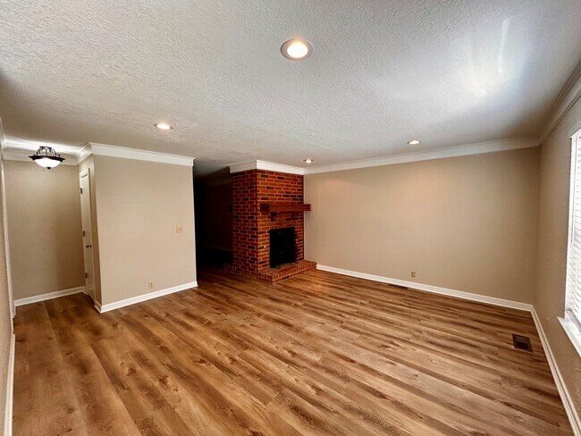 Building Photo - 11902 Shady Trail Ln