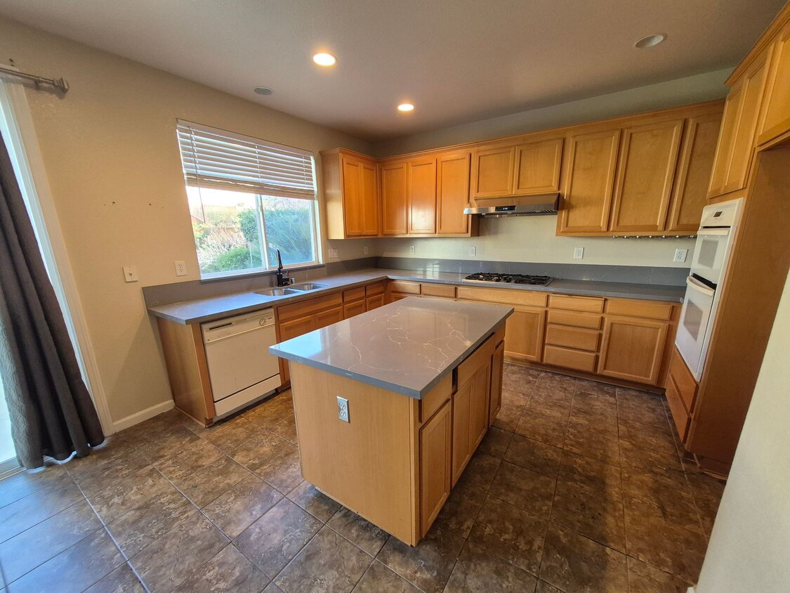 Primary Photo - Lovely 4 bedroom, 2.5 bath home in North N...