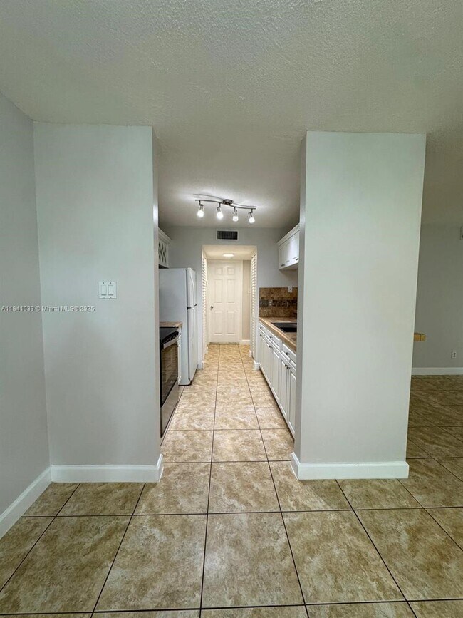 Building Photo - 10410 SW 157th Ct