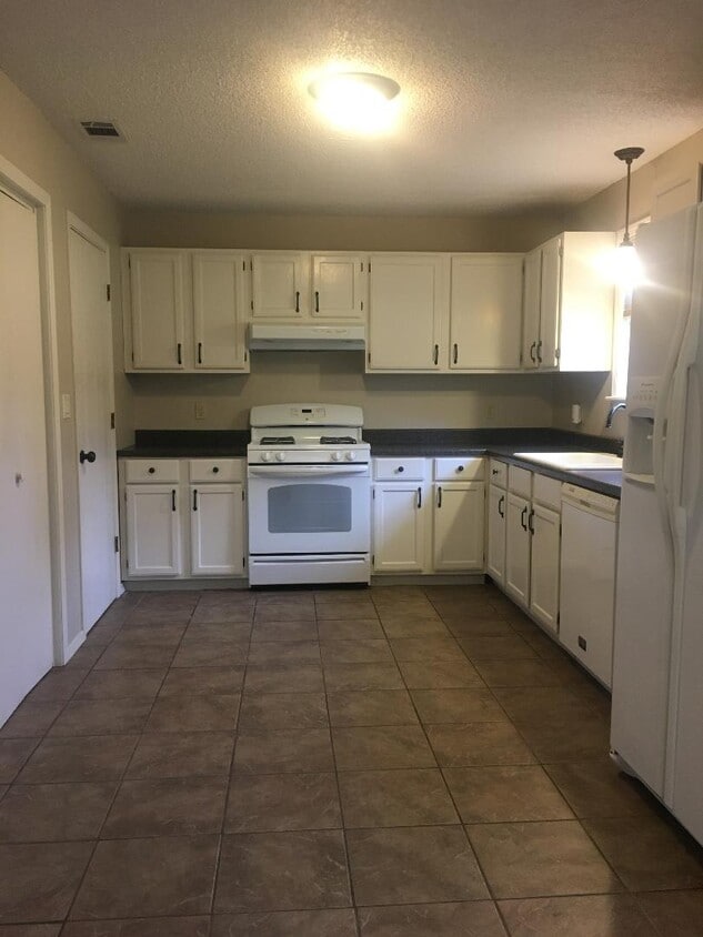 Kitchen - 103 Bean St